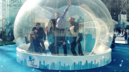 Pessoas dançam dentro de globo gigante em NY