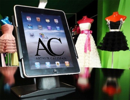 Clientes usam iPads para escolher vestidos
