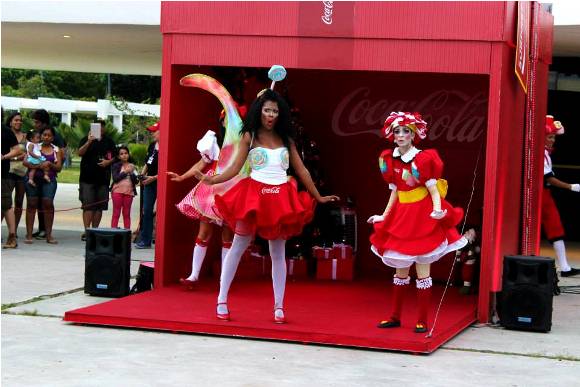 Coca-Cola coloca caixa gigante nas praças