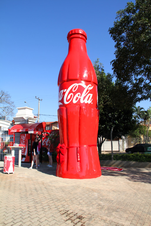 Itu agora tem uma garrafa gigante de Coca-Cola