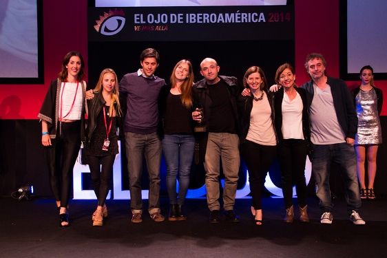  equipo recibiendo el premio