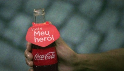 Coca-Cola convida consumidor a ser um super-herói