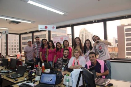 Colaboradores da The Group usam rosa