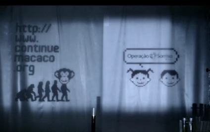 Times Square exibe campanha "Continue Macaco"
