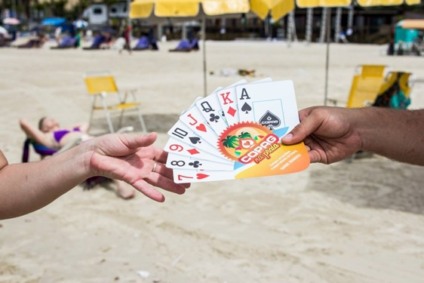 Ação da Copag leva baralhos para a Praia da Enseada