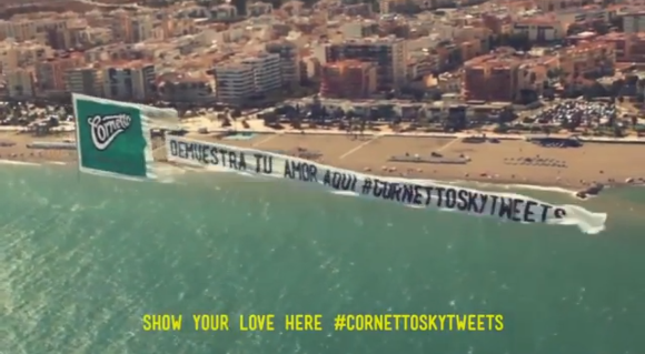 Cornetto Love Plane espalha o amor pelo litoral de Málaga