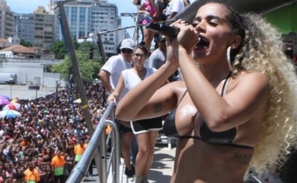 Anitta fecha o Carnaval com Bloco das Poderosas em SP