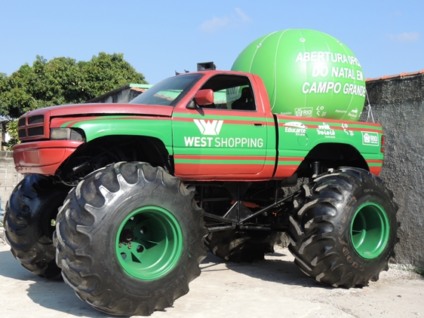 Papai Noel chega de Monster Truck no West Shopping