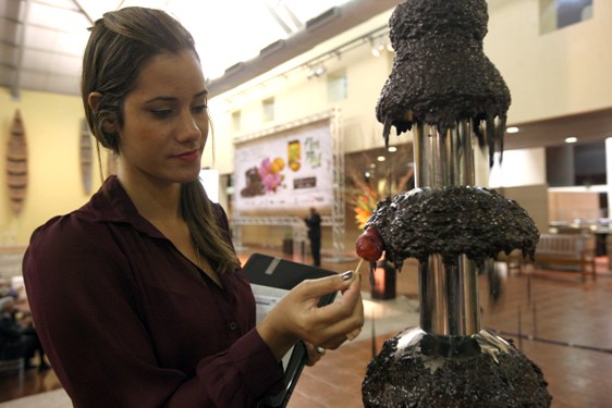 Uma mistura de cores, sabores e aromas num espaço ímpar que conta um pouco da história e da arte paraenses. Assim foi o lançamento do Festival Internacional do Chocolate e Cacau da Amazônia e do Flor Pará 2013 na noite desta quarta-feira (7), no Polo Joalheiro São José Liberto. FOTO: CARLOS SODRÉ/AG. PARÁ DATA: 0.08.2013 […]