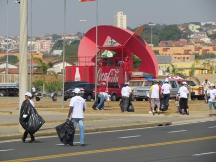 Voluntários realizam ação na Estrada Parque em Itu