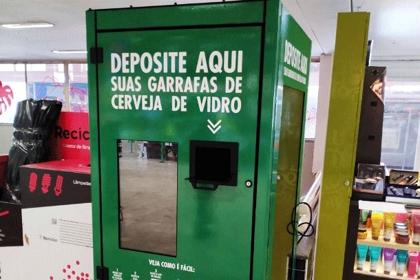 Reciclagem de garrafas de vidro valem dinheiro com a Heineken