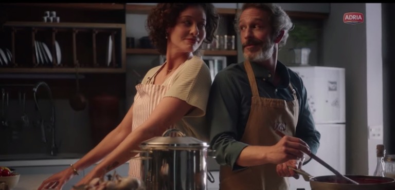 Adria volta à mídia com o espetáculo de cozinhar