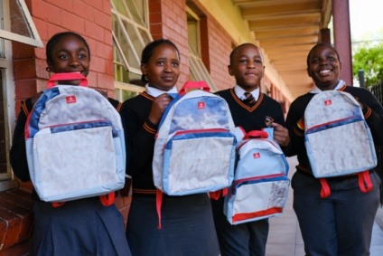 Emirates transforma outdoors em mochilas escolares