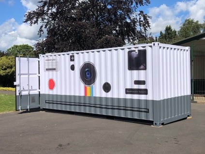 Fotógrafo transforma container em uma “Polaroid gigante”