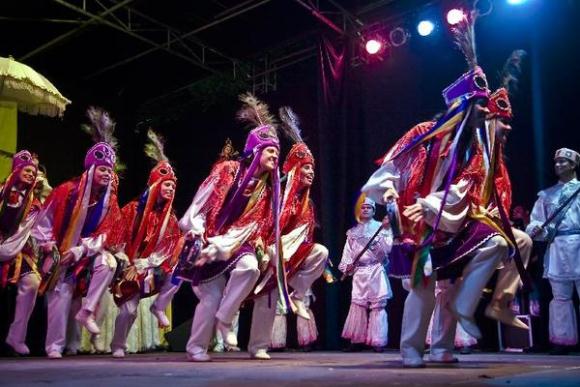 Grupo Folclórico Aruanda apresenta danças mineiras