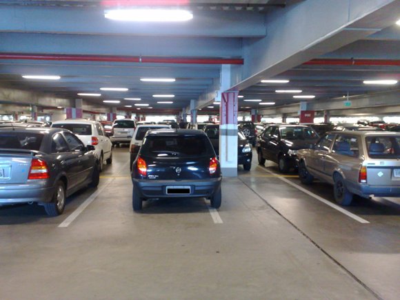 Preços de estacionamento afastam clientes de shoppings Preços de estacionamento afastam clientes de shoppings