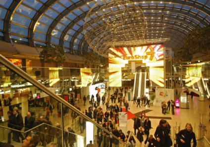 Auf der Euroshop 2008 zeigen vom 23. bis 27.Februar 2008 rund 1900 Aussteller Neuheiten zu Ladenbau, Beleuchtungstchnik, Verkaufsfšrderung sowie Informations. und Sicherheitstechnik. Foto: Rene Tillmann / Messe Duesseldorf [ copyright Rene Tillmann, Pressefotos, Carl-Sonnenschein-Str. 45, D-40468 D u e s s e l d o r f, Tel.: +49-211-4350126, www.renetillmann.com; exploitation right Messe Duesseldorf, Messeplatz, […]