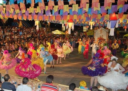 Quadrilhas competem no Arraiá da Beira-Rio em Macapá