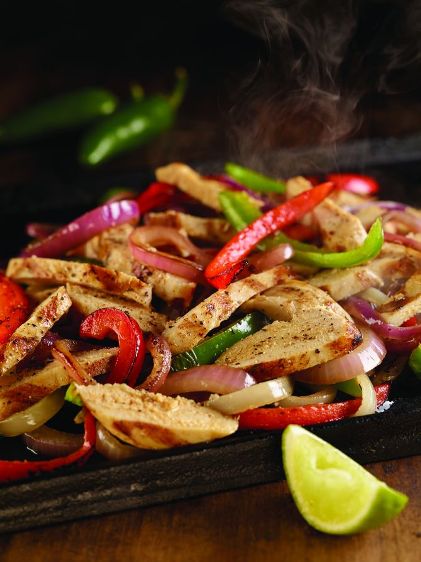 Um dos pratos principais é o Famous Fajitas, com pico de gallo, mix de queijos, guacamole fresco, sour cream, tortillas de trigo e mix de vegetais. O cliente pode adicionair ainda carne, frango, camarão grelhados ou vegetais.