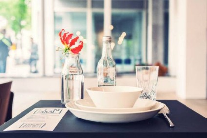 Restaurante oferece mesas para apenas uma pessoa