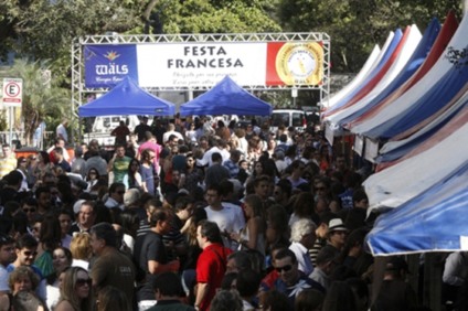 CIDADES: BELO HORIZONTE – MINAS GERAIS – SAVASSI – FESTA FRANCESA. Festa da comunidade Francesa em Belo Horizonte. Foto: Joao Godinho / O Tempo 14.07.2012