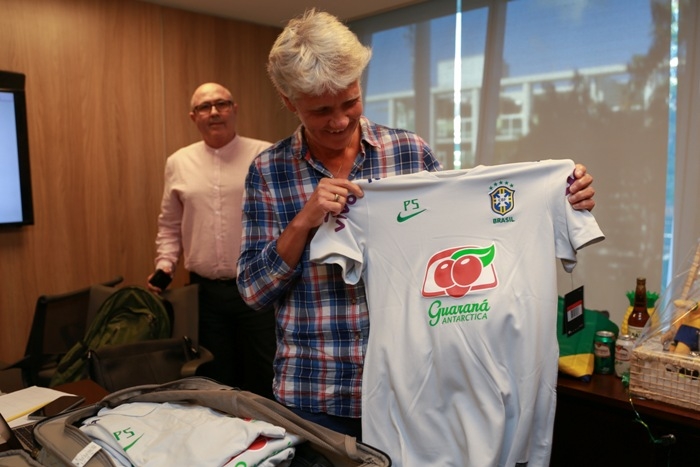 Guaraná Antarctica surpreende e emociona Pia Sundhage