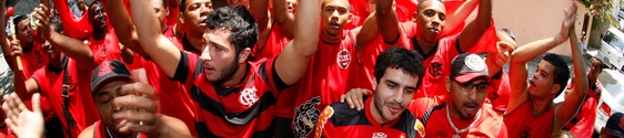 Torcida entrega a nova camisa do Flamengo em casa