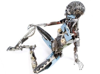 Artista cria esculturas com máquina de escrever