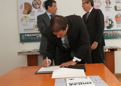 Frederico Nogueira, vice-presidente do Grupo Bandeirantes, assina acordo
