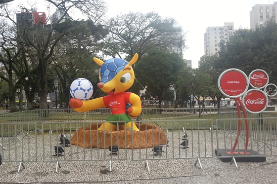 Mascote da Copa no aniversário da Rua da Cidadania