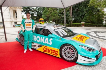 Garoto renova patrocínio com piloto Diego Nunes