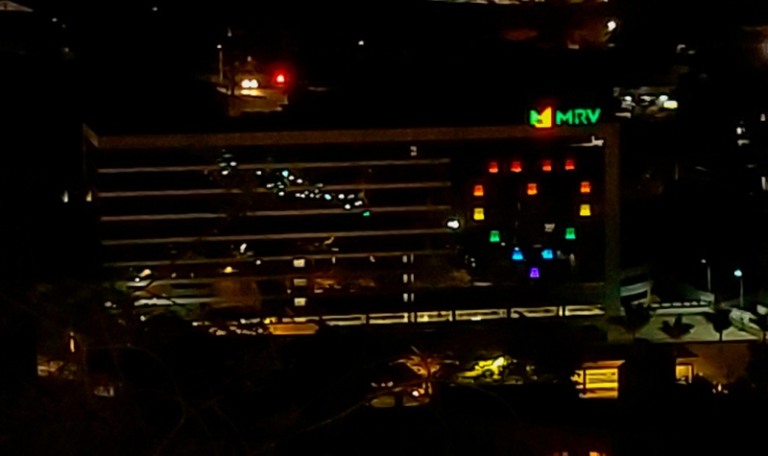 Sede da MRV é iluminada com cores do arco-íris
