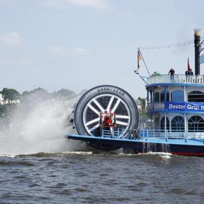 Pneu gigante da Goodyear atravessa o rio