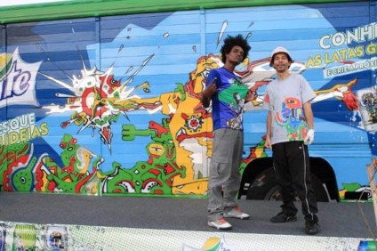 Público fez a festa grafitando caminhão de Sprite