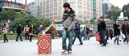 Escola de yoga faz ação de guerrilha na China