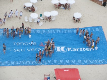Karsten divide toalhão usado em ação promocional