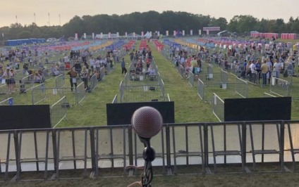 Fãs em 'cercadinhos' marcam retorno dos shows na Inglaterra