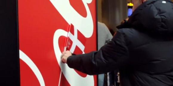 Coca-Cola une bandeira dinamarquesa e outdoor