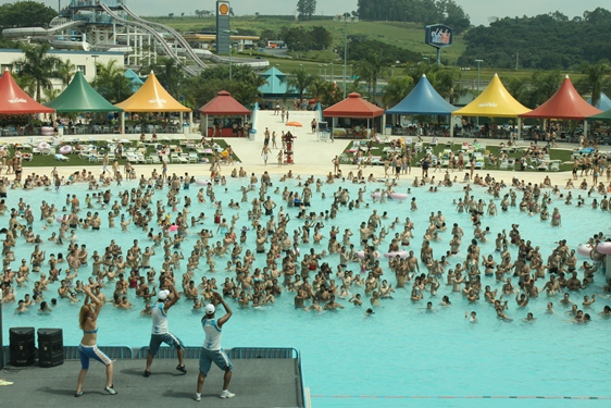 Além de 25 atrações, o complexo aquático terá aulas de hidroaxé no feriadão (Foto: Divulgação/ Wet'n wild).
