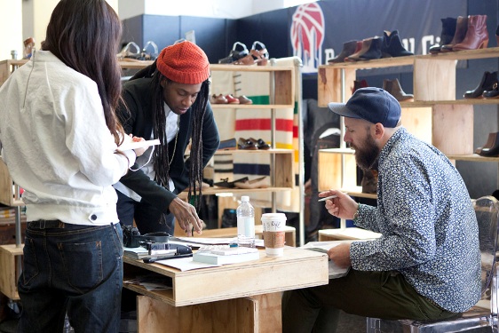 estilistas trabalham para o grande evento(Foto: New York Woments).