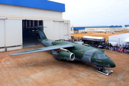 Netza assina Rollout do avião KC-390 da Embraer