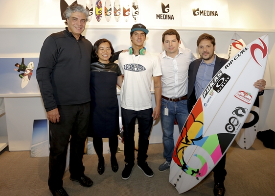 Gabriel Medina apresenta logo criada por Marcello Serpa