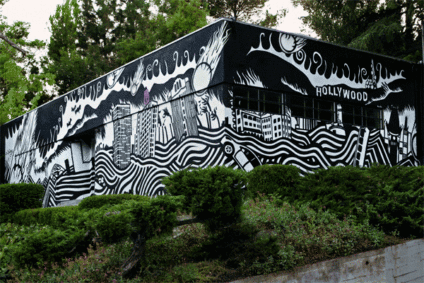 Artista faz grafites que se movimentam