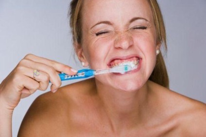 Escova que libera cafeína é plano da Colgate