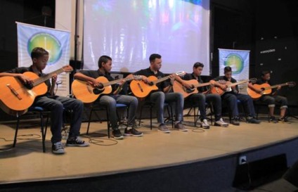 Riosul recebe Papai Noel com Orquestra de Violões