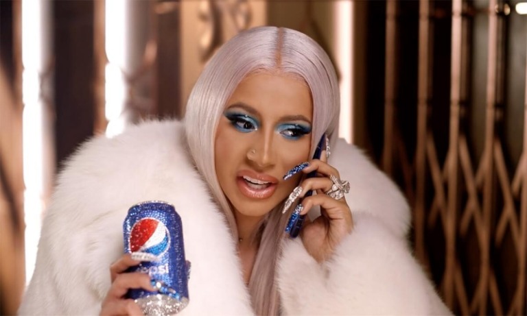 Cardi B é a estrela de nova campanha de Natal da Pepsi
