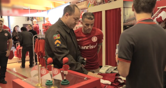 Jogadores do Internacional viram vendedores da Intershop