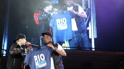 Justin Bieber ganha camiseta do Rio Eu Amo Eu Cuido