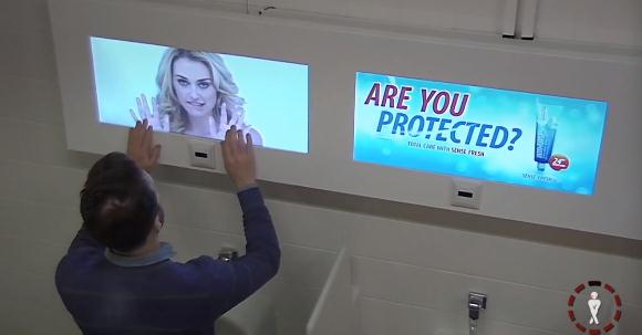 LG coloca mulheres para "espiar" homens no banheiro