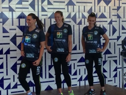 Desfile da Lupo Sport apresenta uniformes do Brasília Vôlei